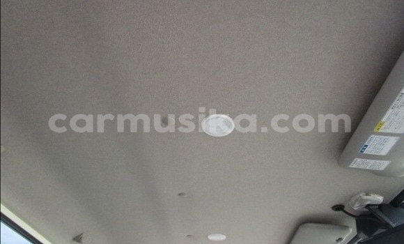 Acheter Occasion Voiture Hummer H2 Blanc à Beitbridge, Matabeleland South Acheter Occasion Voiture Hummer H2 Blanc à Beitbridge, Matabeleland South