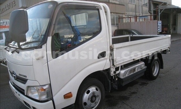 Acheter Occasion Voiture Hummer H2 Blanc à Beitbridge, Matabeleland South Acheter Occasion Voiture Hummer H2 Blanc à Beitbridge, Matabeleland South