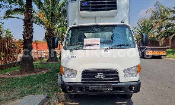 Acheter Occasion Voiture Hyundai H200 Blanc à Beitbridge, Matabeleland South Acheter Occasion Voiture Hyundai H200 Blanc à Beitbridge, Matabeleland South