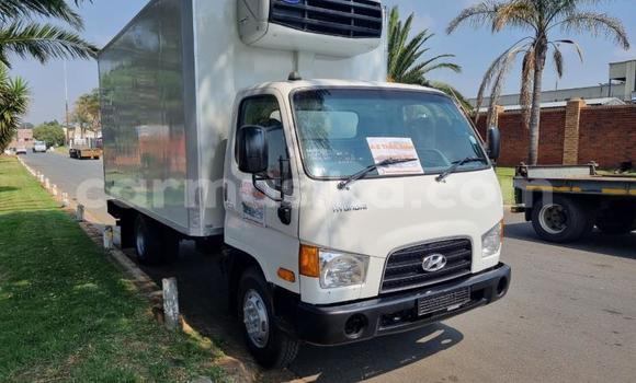 Acheter Occasion Voiture Hyundai H200 Blanc à Beitbridge, Matabeleland South Acheter Occasion Voiture Hyundai H200 Blanc à Beitbridge, Matabeleland South