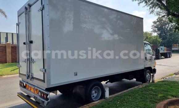 Acheter Occasion Voiture Hyundai H200 Blanc à Beitbridge, Matabeleland South Acheter Occasion Voiture Hyundai H200 Blanc à Beitbridge, Matabeleland South