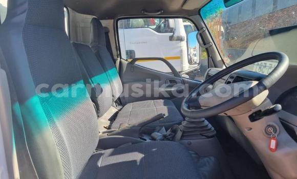 Acheter Occasion Voiture Hyundai H200 Blanc à Beitbridge, Matabeleland South Acheter Occasion Voiture Hyundai H200 Blanc à Beitbridge, Matabeleland South