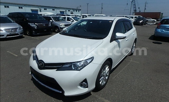 Tenga Tsaru Toyota Auris Chena Mota in Beitbridge in Matabeleland South