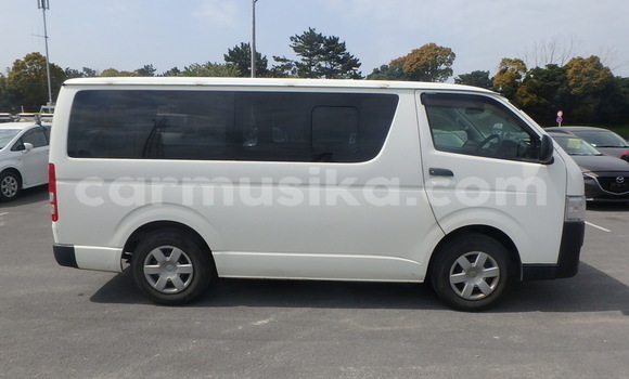 Buy Used Toyota Hiace White Car in Beitbridge in Matabeleland South