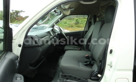 Buy Used Toyota Hiace White Car in Beitbridge in Matabeleland South Buy Used Toyota Hiace White Car in Beitbridge in Matabeleland South