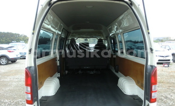 Buy Used Toyota Hiace White Car in Beitbridge in Matabeleland South Buy Used Toyota Hiace White Car in Beitbridge in Matabeleland South