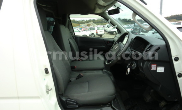 Buy Used Toyota Hiace White Car in Beitbridge in Matabeleland South Buy Used Toyota Hiace White Car in Beitbridge in Matabeleland South