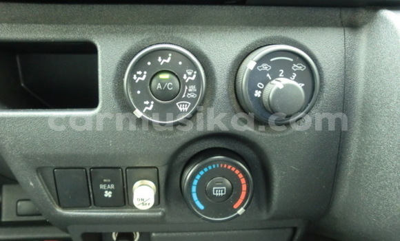 Buy Used Toyota Hiace White Car in Beitbridge in Matabeleland South Buy Used Toyota Hiace White Car in Beitbridge in Matabeleland South