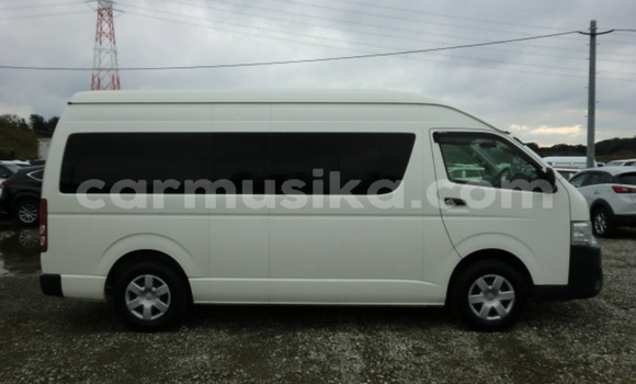 Buy Used Toyota Hiace White Car in Beitbridge in Matabeleland South Buy Used Toyota Hiace White Car in Beitbridge in Matabeleland South