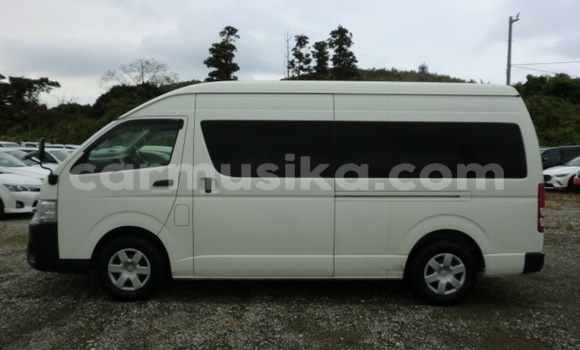 Buy Used Toyota Hiace White Car in Beitbridge in Matabeleland South Buy Used Toyota Hiace White Car in Beitbridge in Matabeleland South