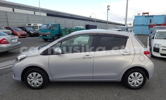 Acheter Occasion Voiture Toyota Vitz Gris à Beitbridge, Matabeleland South Acheter Occasion Voiture Toyota Vitz Gris à Beitbridge, Matabeleland South