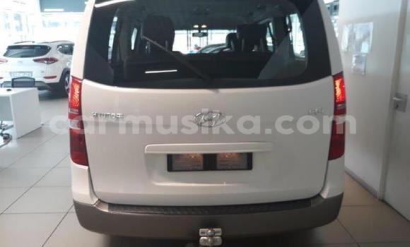 Tenga Tsaru Hyundai H1 Chena Mota in Beitbridge in Matabeleland South Tenga Tsaru Hyundai H1 Chena Mota in Beitbridge in Matabeleland South