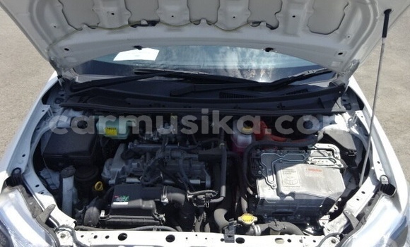 Buy Used Toyota Axio White Car in Beitbridge in Matabeleland South Buy Used Toyota Axio White Car in Beitbridge in Matabeleland South