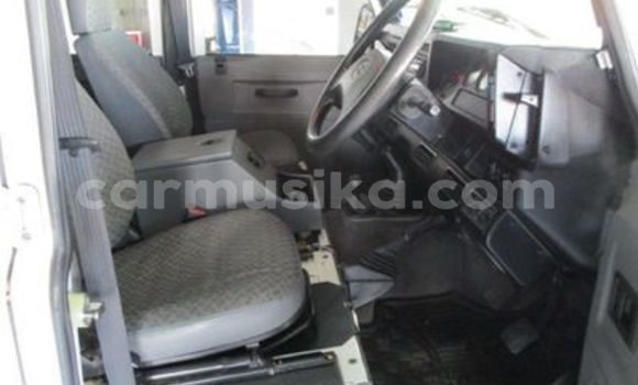 Buy Used Land Rover Defender White Car in Harare in Harare Buy Used Land Rover Defender White Car in Harare in Harare