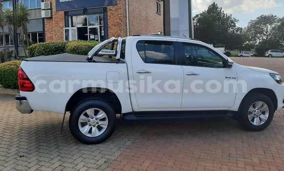 Buy Used Toyota Hilux White Car in Harare in Harare Buy Used Toyota Hilux White Car in Harare in Harare