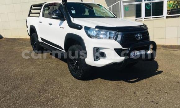 Buy Used Toyota Hilux White Car in Beitbridge in Matabeleland South