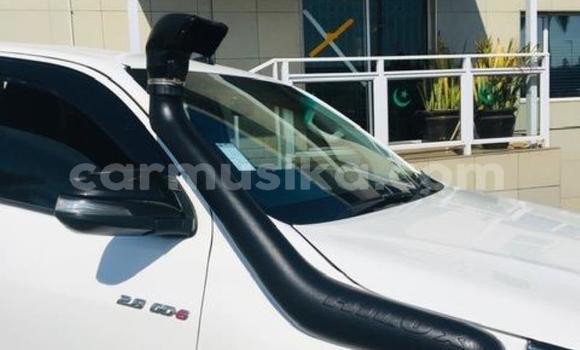 Buy Used Toyota Hilux White Car in Beitbridge in Matabeleland South Buy Used Toyota Hilux White Car in Beitbridge in Matabeleland South