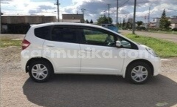 Acheter Occasion Voiture Honda Fit Blanc à Beitbridge, Matabeleland South Acheter Occasion Voiture Honda Fit Blanc à Beitbridge, Matabeleland South