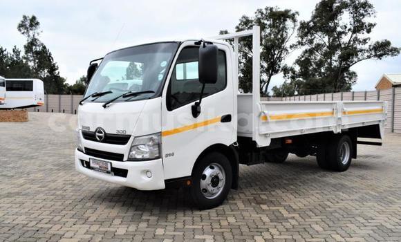 Buy Used Hino 300 Series White Truck in Beitbridge in Matabeleland South Buy Used Hino 300 Series White Truck in Beitbridge in Matabeleland South