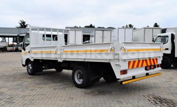 Buy Used Hino 300 Series White Truck in Beitbridge in Matabeleland South Buy Used Hino 300 Series White Truck in Beitbridge in Matabeleland South