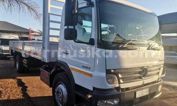 Acheter Occasion Voiture Mercedes‒Benz 190–Series Blanc à Harare, Harare Acheter Occasion Voiture Mercedes‒Benz 190–Series Blanc à Harare, Harare