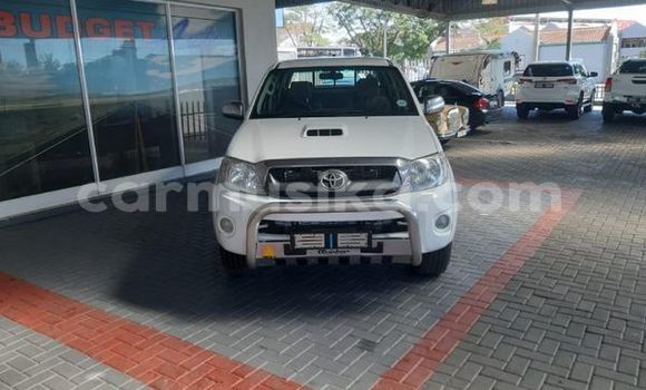Buy Used Toyota Hilux White Car in Beitbridge in Matabeleland South