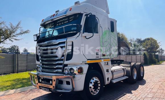 Buy Used International 7600i White Truck in Harare in Harare Buy Used International 7600i White Truck in Harare in Harare
