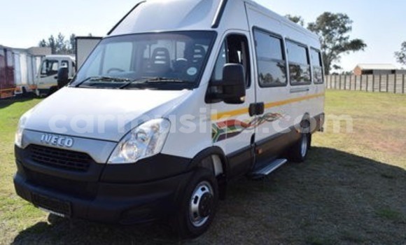 Nunua Ilio tumika IVECO Massif Nyeupe Gari ndani ya Beitbridge nchini Matabeleland Kusini