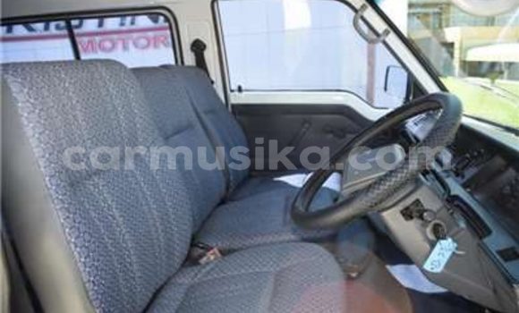 Buy Used Toyota Hiace White Car in Beitbridge in Matabeleland South Buy Used Toyota Hiace White Car in Beitbridge in Matabeleland South