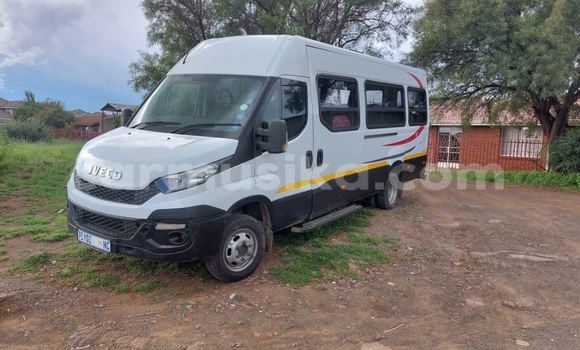 Nunua Ilio tumika IVECO Massif Nyeupe Gari ndani ya Beitbridge nchini Matabeleland Kusini