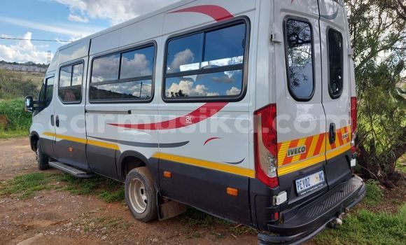 Acheter Occasion Voiture IVECO Massif Blanc à Beitbridge, Matabeleland South Acheter Occasion Voiture IVECO Massif Blanc à Beitbridge, Matabeleland South