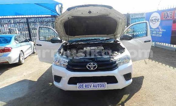 Buy Used Toyota Hilux White Car in Beitbridge in Matabeleland South