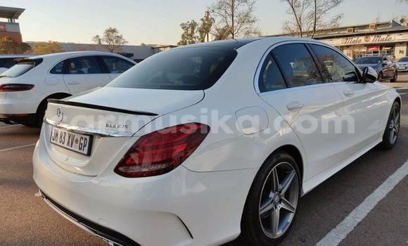 Acheter Occasion Voiture Mercedes-Benz C250 coupe Blanc à Beitbridge, Matabeleland South Acheter Occasion Voiture Mercedes-Benz C250 coupe Blanc à Beitbridge, Matabeleland South