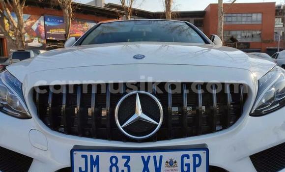 Acheter Occasion Voiture Mercedes-Benz C250 coupe Blanc à Beitbridge, Matabeleland South Acheter Occasion Voiture Mercedes-Benz C250 coupe Blanc à Beitbridge, Matabeleland South