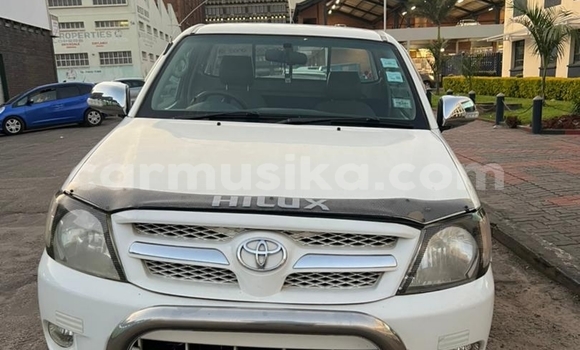 Buy Used Toyota Hilux White Car in Borrowdale in Harare