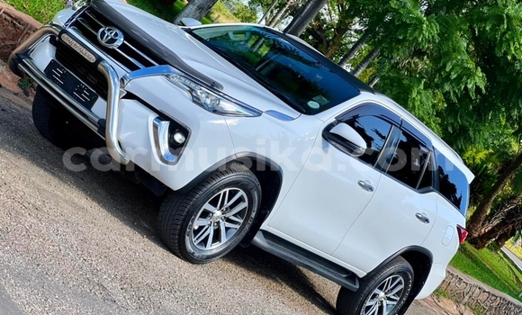 Acheter Neuf Voiture Toyota Fortuner Blanc à Borrowdale, Harare Acheter Neuf Voiture Toyota Fortuner Blanc à Borrowdale, Harare