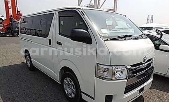 Buy Used Toyota Hiace White Car in Beitbridge in Matabeleland South