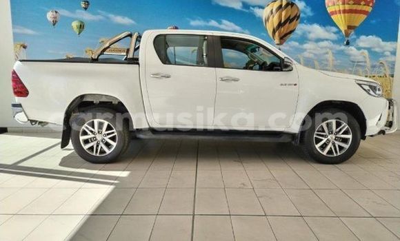 Buy Used Toyota Hilux White Car in Beitbridge in Matabeleland South