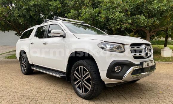Nunua Ilio tumika Mercedes‒Benz X-klasse Concept Nyeupe Gari ndani ya Alexandra Park nchini Harare