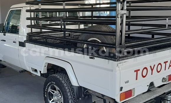 Tenga Tsaru Toyota Land Cruiser Beige Mota in Belvedere in Harare Tenga Tsaru Toyota Land Cruiser Beige Mota in Belvedere in Harare