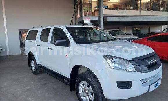 Tenga Tsaru Isuzu KB Chena Mota in Beitbridge in Matabeleland South