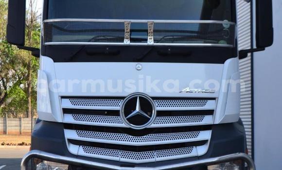 Acheter Occasion Voiture Mercedes-Benz 740Li Blanc à Beitbridge, Matabeleland South Acheter Occasion Voiture Mercedes-Benz 740Li Blanc à Beitbridge, Matabeleland South