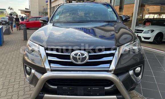 Nunua Ilio tumika Toyota Fortuner Nyeusi Gari ndani ya Beitbridge nchini Matabeleland Kusini Nunua Ilio tumika Toyota Fortuner Nyeusi Gari ndani ya Beitbridge nchini Matabeleland Kusini