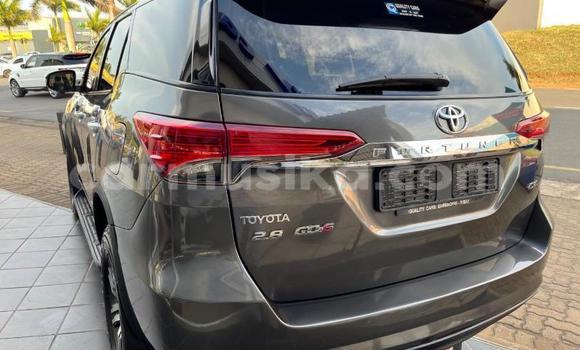 Nunua Ilio tumika Toyota Fortuner Nyeusi Gari ndani ya Beitbridge nchini Matabeleland Kusini Nunua Ilio tumika Toyota Fortuner Nyeusi Gari ndani ya Beitbridge nchini Matabeleland Kusini