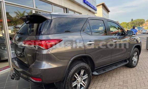 Nunua Ilio tumika Toyota Fortuner Nyeusi Gari ndani ya Beitbridge nchini Matabeleland Kusini Nunua Ilio tumika Toyota Fortuner Nyeusi Gari ndani ya Beitbridge nchini Matabeleland Kusini