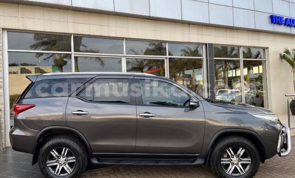 Nunua Ilio tumika Toyota Fortuner Nyeusi Gari ndani ya Beitbridge nchini Matabeleland Kusini Nunua Ilio tumika Toyota Fortuner Nyeusi Gari ndani ya Beitbridge nchini Matabeleland Kusini