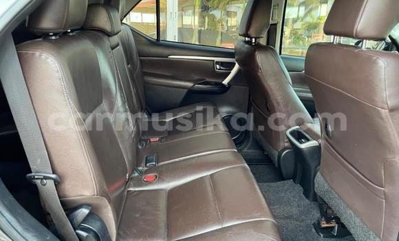 Nunua Ilio tumika Toyota Fortuner Nyeusi Gari ndani ya Beitbridge nchini Matabeleland Kusini Nunua Ilio tumika Toyota Fortuner Nyeusi Gari ndani ya Beitbridge nchini Matabeleland Kusini