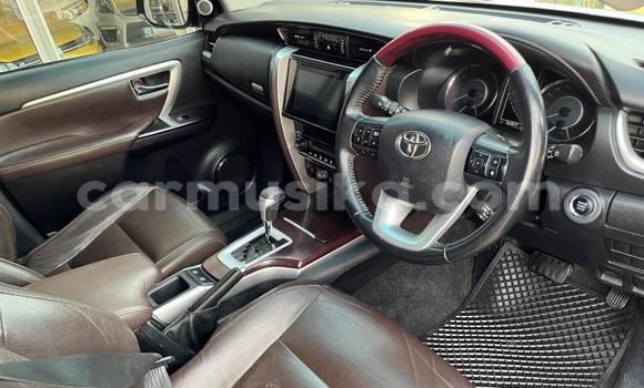 Nunua Ilio tumika Toyota Fortuner Nyeusi Gari ndani ya Beitbridge nchini Matabeleland Kusini Nunua Ilio tumika Toyota Fortuner Nyeusi Gari ndani ya Beitbridge nchini Matabeleland Kusini