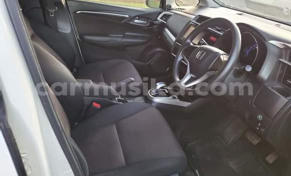 Acheter Occasion Voiture Honda Fit Blanc à Borrowdale, Harare Acheter Occasion Voiture Honda Fit Blanc à Borrowdale, Harare