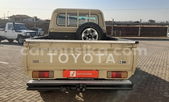 Tenga Tsaru Toyota Land Cruiser Beige Mota in Beitbridge in Matabeleland South Tenga Tsaru Toyota Land Cruiser Beige Mota in Beitbridge in Matabeleland South